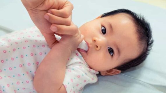 Obat tradisional lidah putih pada bayi yang aman dan mudah untuk bunda